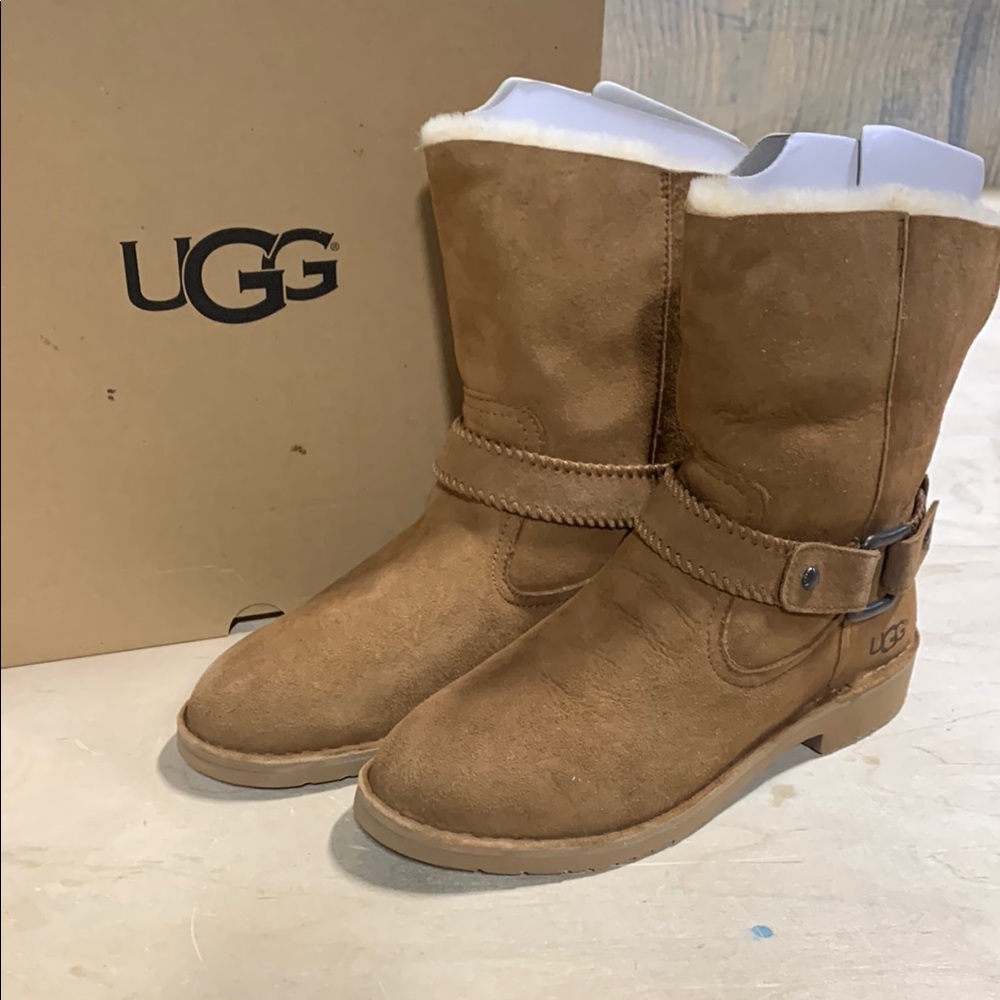 UGG Tan Shearling Lined Boots - 3178 -‎ Women Cedric Ugg boot size 11